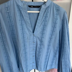 Ljusblå blus från Zara - Lägger upp igen för frifrakt