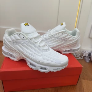 Vita Nike Tn3 - Säljer mina vita vapormaxes dem har inga skador och är helt klockrena. Dem är gjorda av mjukt tyg som adapterar sig till foten och dem mjuka bubblorna ger skorna den maximala komforten.