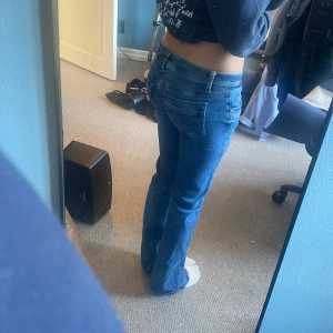 Blå jeans från LTB Valerie - Snygga blå jeans med bootcut-modell och lätt slitna detaljer framtill. Klassisk femficksdesign och normal passform. Köpta för nått år sedan men har bara blivit använda ett få tal gånger.