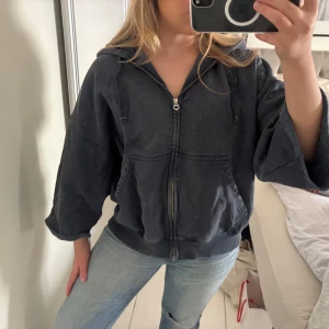 Blå hoodie/kofta - Supercool hoodie från Weekday med avklippta ärmar! Tröjan är aldrig använd och i nyskick!