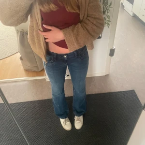Lågmidjade jeans - Jätte snygga o trendiga Ltb likande jeans från Gina Young storlek 164 men passar mig som brukar ha xs-s Aldrig använt endast testat Pris kan diskuteras  Har även massa Lågmidjade jeans i min profil så in och kollaJätte snygga o trendiga Ltb likande jeans från Gina Young storlek 164 men passar mig som brukar ha xs-s Aldrig använt endast testat Pris kan diskuteras  Har även massa Lågmidjade jeans i min profil så in och kolla