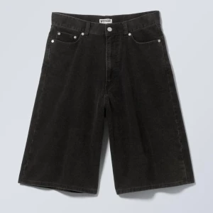Svarta manchester-shorts Weekday - Säljer ett par helt nya shorts i svart manchester, i längre skate-stil 