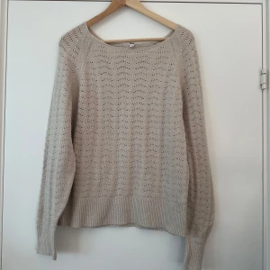 Uniqlo beige stickad tröja - Snygg beige / cremefärgad stickad tröja från Uniqlo med ett dekorativt hålmönster. Tröjan har en rund halsringning och långa ärmar med ribbstickade muddar. Lika skön som ett lager på vintern, som en övertröja på sommaren.   Hämtas i Stockholm eller skickas mot porto.   Stor rensning pågår, kolla gärna mina andra annonser också, samfraktar gärna. 
