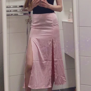 Ny Rosa prickig långkjol med slits - Använd en gång. Storlek XS