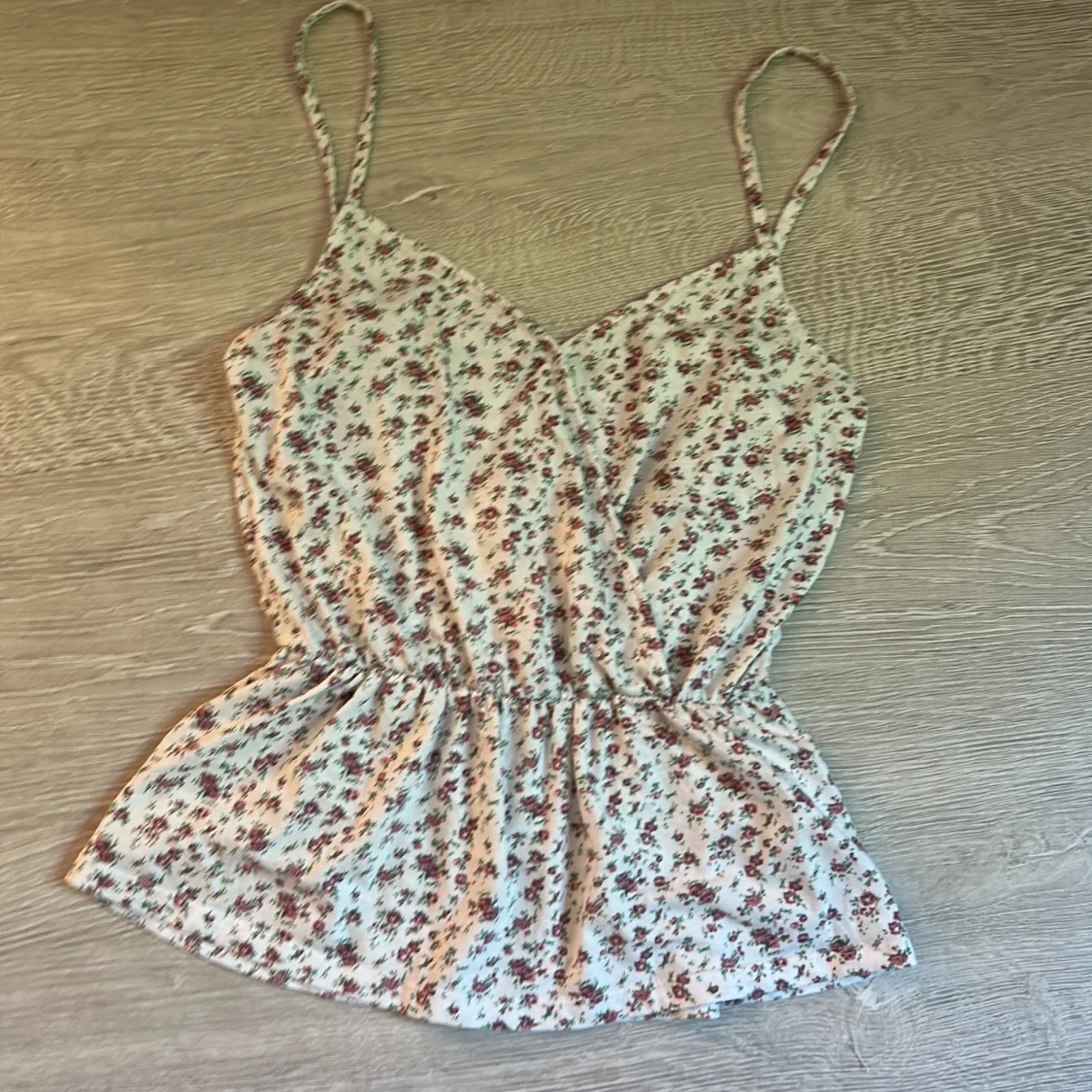 Blommig linnetopp från Bik Bok