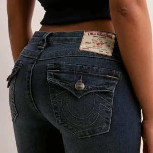 True Religion crystal jeans - I modellen joey och endast provade, tyvärr finns inte prislappen kvar. Jeansen har glitterstenar (rhinestones) längs båda benen som är en väldigt fin detalj. Tveka inte att ställa frågor!