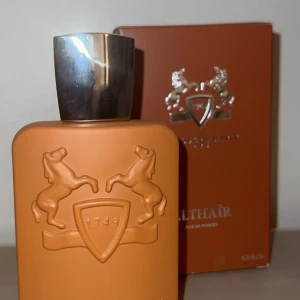 Parfums de Marly Althaïr EdP 125ml - Säljer en helt ny och oanvänd Parfums de Marly 125ml. Äkta vara, fortfarande i förpackning. Kan skickas med PostNord eller mötas upp i Lilla Edet. Hör av dig vid intresse!
