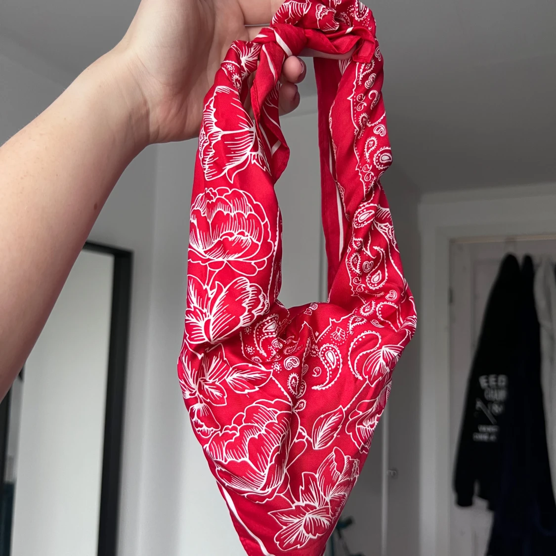 Röd/vit-blommig bandana - 3