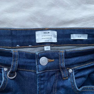 Blå wide jeans från Neuw, modell Eva - Säljer ett par snygga blå jeans från Neuw Stockholm, modell Eva. Jeansen har hög midja och vida ben, klassisk femficksdesign och kontrastsömmar. Tillverkade i jeansmaterial med en mörkblå tvätt. Perfekta för dig som gillar en trendig och avslappnad look. Nypris 1499kr