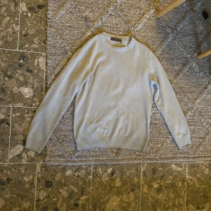 Stickad tröja - Beige stickad tröja från Oscar Jacobsson i bla ull och kaschmir