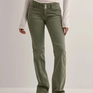 Olivgröna bootcut jeans Nelly - Snygga olivgröna jeans från Nelly med låg midja. Slutsåld på hemsidan. 