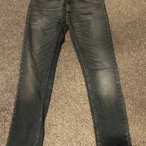 Tiger of Sweden jeans 32 - Säljer mina tiger of Sweden jeans i riktigt bra skick jeansen sitter slim fit och har en väldigt djup navy blå färg, priset är inte hugget i sten och kan diskuteras vid snabb affär 🤩
