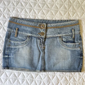 Low jeanskjol  - Säljer nu min favvo kjol! Midjemått: 39cm längd: 30cm. (Storlek 36 och uppskattas passa 36/38.) Kolla in min profil och följ för fler plagg🙌
