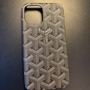 Grå skal  - Helt ny och oanvänd. Har även som modell för iPhone 15 inne på mitt konto 