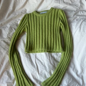 Grön ribbad croppad tröja Bershka - Superfin ljusgrön stickad tröja från Bershka med croppad passform och breda ribbade ränder. Tröjan har långa ärmar och är riktigt mjuk och skön. Aldrig använd.