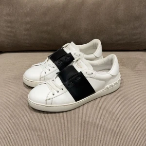 Valentino open - Valentino open skor. Färg svart. Storlek 40 passar 41. Medföljer inget. Skick 9/10.