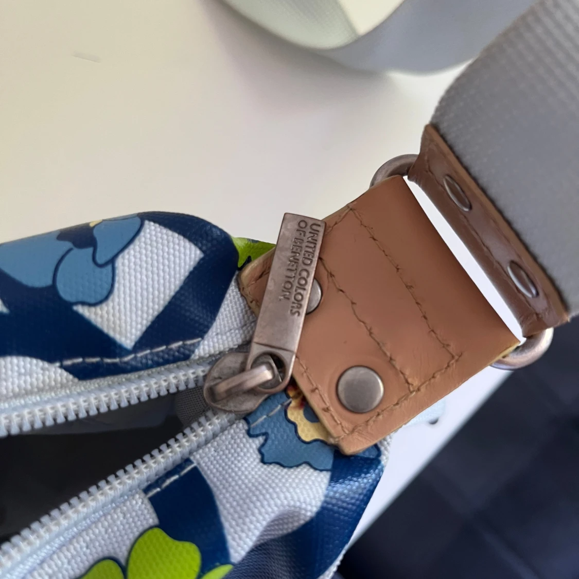 Blommig axelväska från Benetton - 3