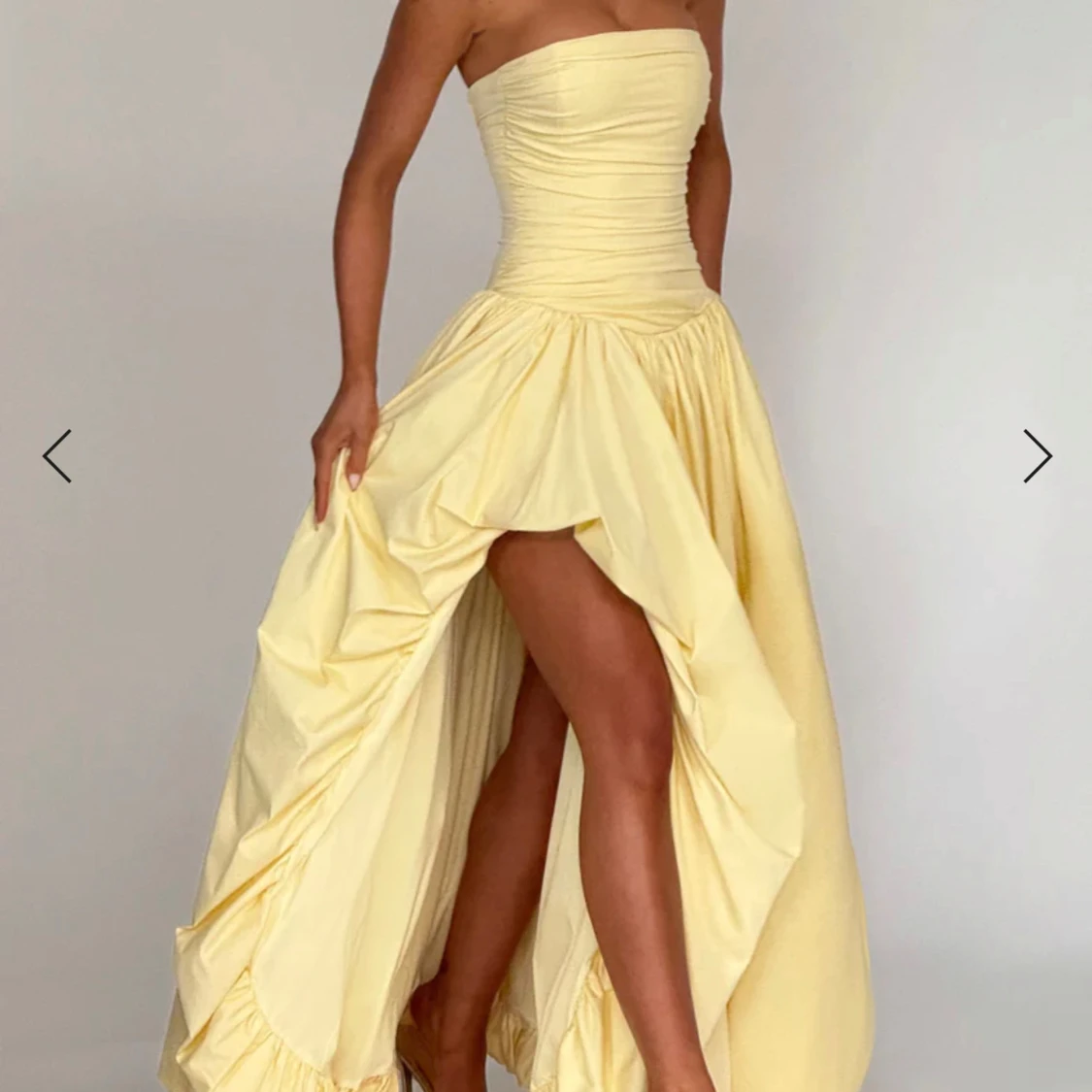 Ljusgul långklänning med snörning - 1