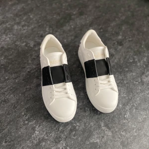 Valentino - Säljer dessa skor i storlek 44.