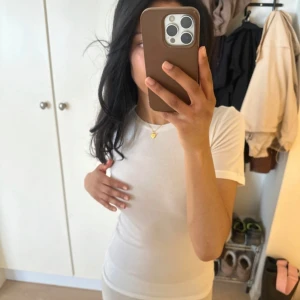 Vit t-shirt från BikBok i ullmix - Vit, klassisk t-shirt från BikBok i mjuk ullblandning. Modellen är figurnära med rund halsringning och korta ärmar. Perfekt basplagg som funkar till allt och är superenkel att styla. Säljes i storlek S.! Endast testad❤️ ord pris 349kr