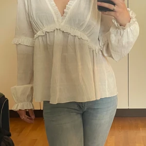 Vit somrig blus - Jättesöt lite oversized blus som passar perfekt för stranden!!💞💞 Från NA-KD i storlek 38💕