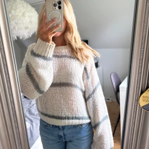 Stickad tröja Pull&Bear - Säljer en oversized stickad tröja från Pull&Bear. Tröjan har grovstickat material och långa pösiga armar. Mysig tröja perfekt till sommarkvällarna! Jätte fin skick då den knappast kommit till användning, strl S, 150kr+frakt🩷