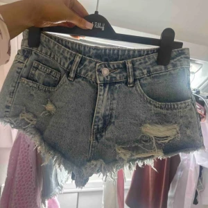 Lågmidjade jeansshorts från Hollister - Säljer då dom tyvärr är för små för mig, storlek 34. Så endast testade och i nyskick. Nypris 600 från Hollister säljer för 350 💕
