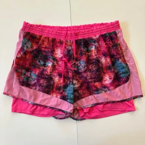 Short strl 42 / M /L från Stadium Soc  - 2 små fickor  Se sista bilden för pytteliten fläck