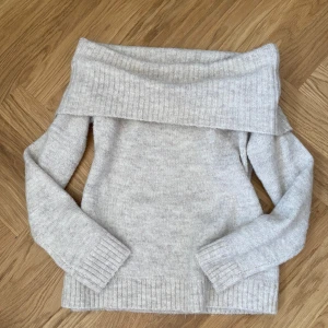 Off shoulder tröja - Fint skick, storleken 146/152 men den är lite stor i storleken