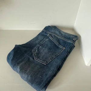 Dolce & Gabbana blå jeans slim fit - Snygga blå jeans från Dolce & Gabbana. Nypris ligger på ungefär 3000 kr mitt pris är 499kr. Men det går att diskuteras vid snabb affär. De är storlek 32 i bredden och 32 i längd.