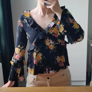 Blommig topp från American Eagle - Så otroligt söt American Eagle topp köpt i USA som tyvärr blivit lite för liten 🥹 Står strl S men skulle säga åt det mindre hållet, kanske nästan en XS. Annars väldigt bra skick och perfekt till fest eller finmiddag!! 🩷