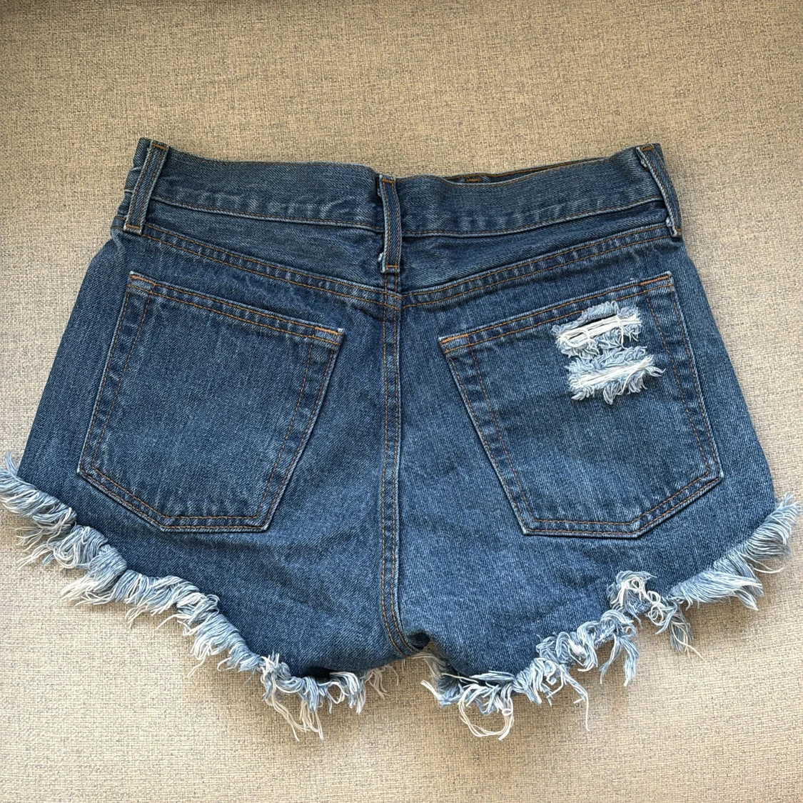 Blå jeansshorts med nitar och slitningar - 1