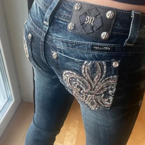 Miss Me jeans ⚜️ - Jättefina, sprillans “nya” och bekväma Miss Me jeans i modellen ”JP6048B5/boot”. ⭐️ Varmt välkomna att ställa frågor 💕💕  MÅTT:    Midjemått (rakt över): 36 cm Ytterbenslängd: 102 cm Innerbenslängd: 82 cm Bensöppning: 21 cm 💜💜💜 (OMPUBLICERING FRÅN VÅRAT DELADE KONTO: DAHLIAS) 📦 Skickar inom kort!