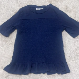 Mörkblå blus med volang från Gina Tricot - Jätte snygg i jättebra skick säljs inte längre