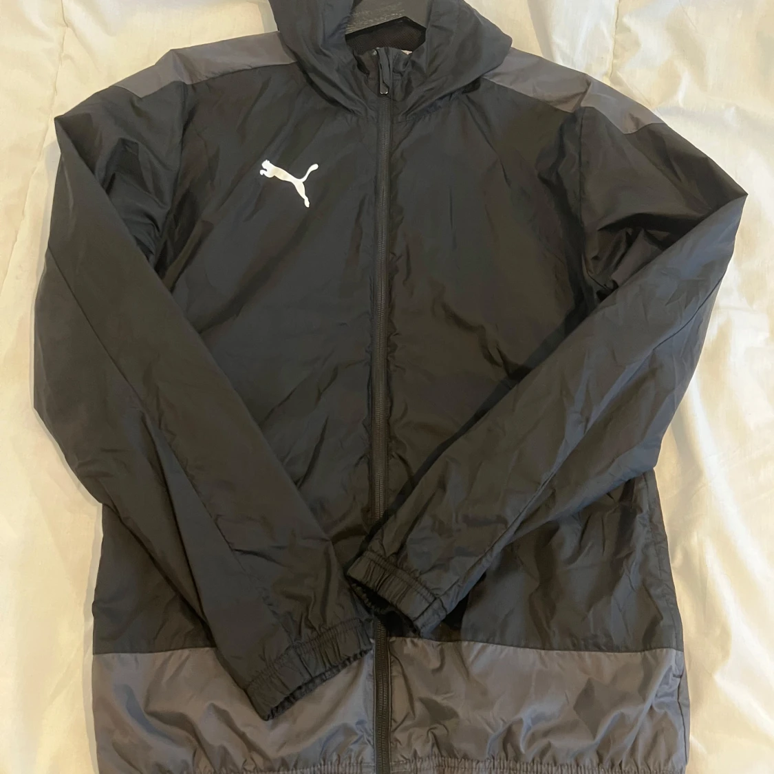 Svart vindjacka från Puma med huva