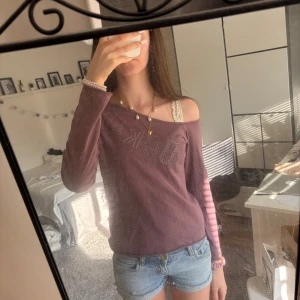 Lila offshoulder långärmad tröja - Säljer en så fin off shoulder tröja från kookai 🩷