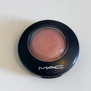MAC Mineralize Blush Warm Soul - Rougen är pressad och mineralbaserad i en varm, persikorosa ton med lätt skimmer. Perfekt för att ge kinderna en vacker glow och fräsch färg.