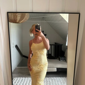 Klänning Gina Tricot  - Slutsåld gul klänning från gina, sååå fin men kom inte till användning💕  Aldrig använd och lapparna kvar!  Storlek XS