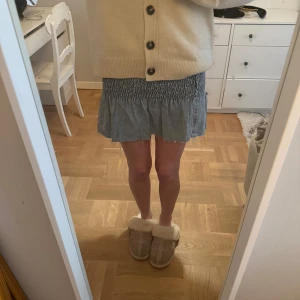 Blå jeanskjol  - Jätte söt jeanskjol från Gina i storlek S