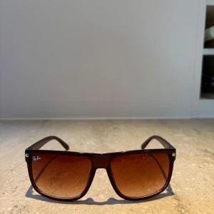 Rayban boyfreinds - Extremt bra pris så först till kvarn. Sjukt snygga och stilrena Rayban boyfreinds. De är helt nya och skickas samma dag som köpet. Det står inte Rayban på sidorna och de är därav inte äkta. Kom pm vid minsta lilla fundering eller intresse.