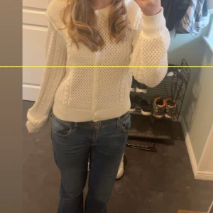 Vit kofta med stor krage från KappAhl - Supersöt vit kofta från KappAhl med stor, ribbstickad krage och genombrutet stickat mönster. Koftan har långa ärmar, knappar framtill och ribbade muddar. Perfekt för lager-på-lager och ger en gullig vintage vibe. PRIS GÅR ATT DISKUTERAS!!