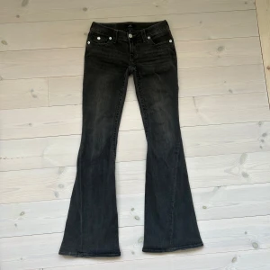 Svarta bootcut jeans från True Religion - Snygga svarta jeans från True Religion i modellen low Rise flare i strl 25❤️skit snygga!!