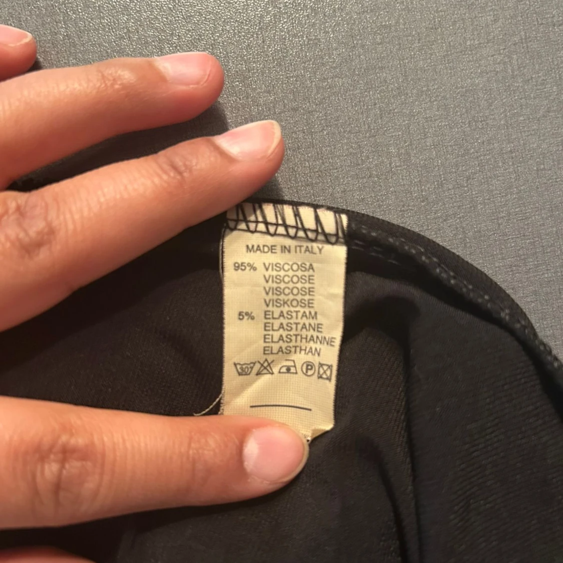 Svart viscosa glittrig långklänning med halterneck  - 2