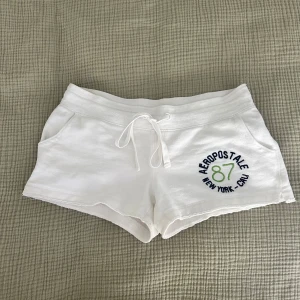Vita Aeropostale shorts - Vita mjukisshorts från Aeropostale i storlek S. 