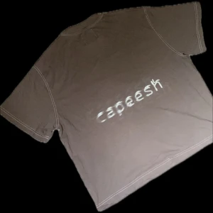 Capeesh tshirt - Capeesh tshirt i nästan oanvänt skick. Super fin tröja.