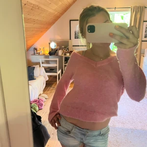 Rosa stickad tröja - Superfin ljusrosa stickad tröja. Säljer då den inte kommer till användning. Perfekt till sommar kvällar.