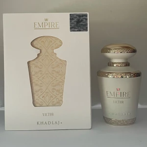 Empire Victor parfym från Khadlaj - Empire Victor från Khadlaj  Top notes are Lemon and Bergamot; middle notes are Caramel and Jasmine; base notes are Vanilla and Musk. 100ml 95ml kvar.  Se produktions datum, Det är den nya formuleringen som doftar citron och karamell. En riktig gourmand parfym. 