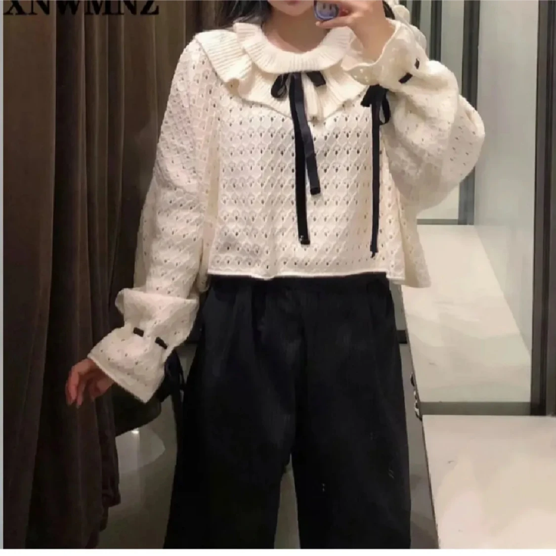 Vit stickad tröja med volangkrage och rosetter - 2