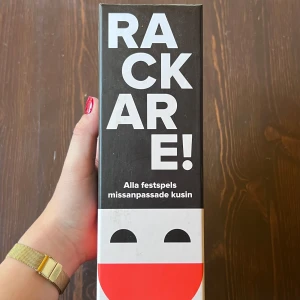 Rackare! Spel - Rackare! är det perfekta spelet för dig som gillar galna och oväntade festspel. Med roliga och ibland oväntade kort är det här spelet en garanterad isbrytare på festen. Skratta, utmana dina vänner och se vem som vågar mest!