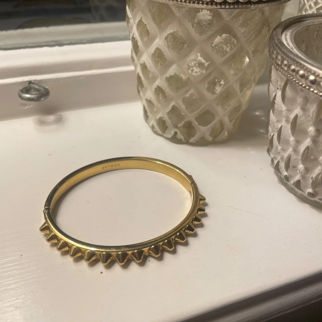 Guldigt armband med nitar från Edblad - 2